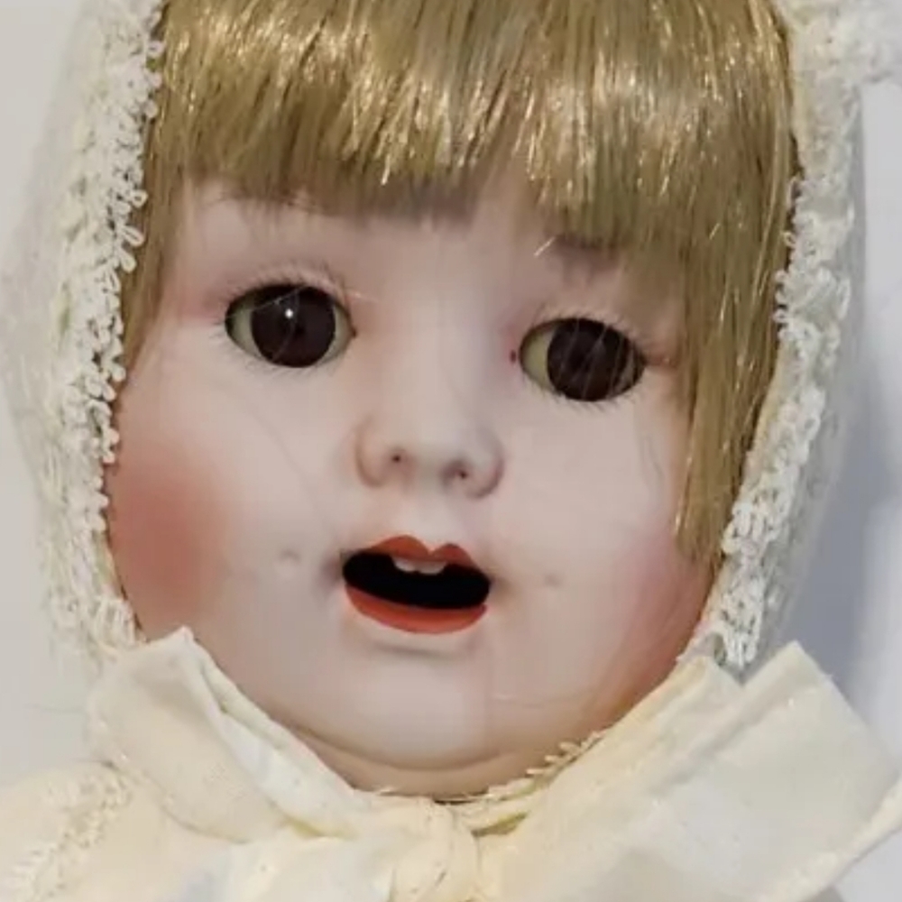 Haunted 👻 doll